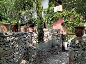 المنطقة المحيطة بالمنشأة