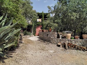 المنطقة المحيطة بالمنشأة