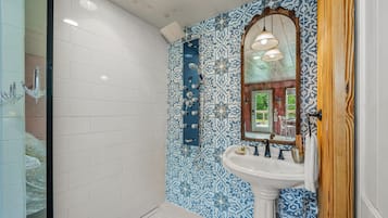 SĂšche-cheveux, serviettes fournies, savon, shampoing