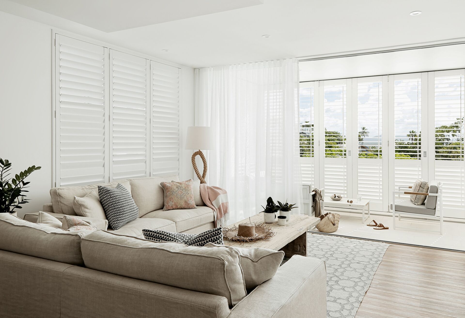 Een smart-tv en een stereo