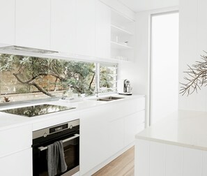 Fridge, microwave, oven, stovetop - The Rise by Salty Stays (Noosa Heads)