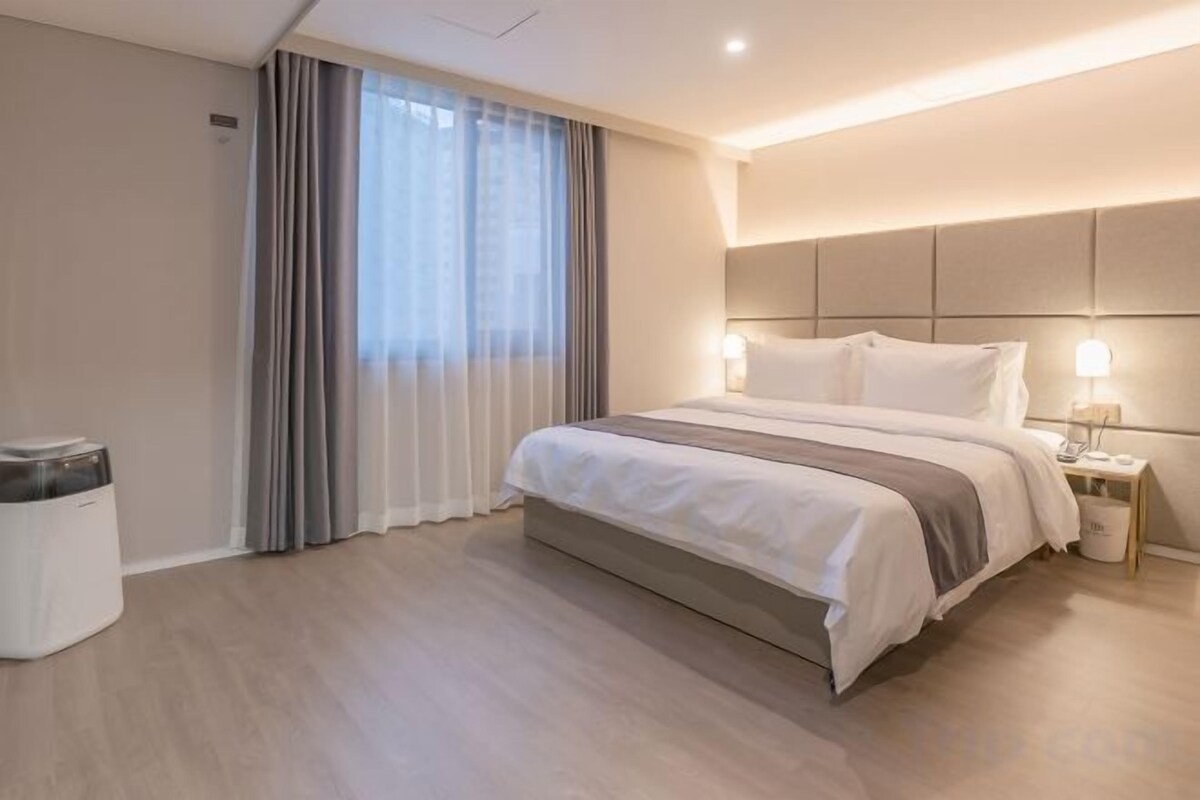 Ropa de cama de alta calidad y caja de seguridad en la habitación 