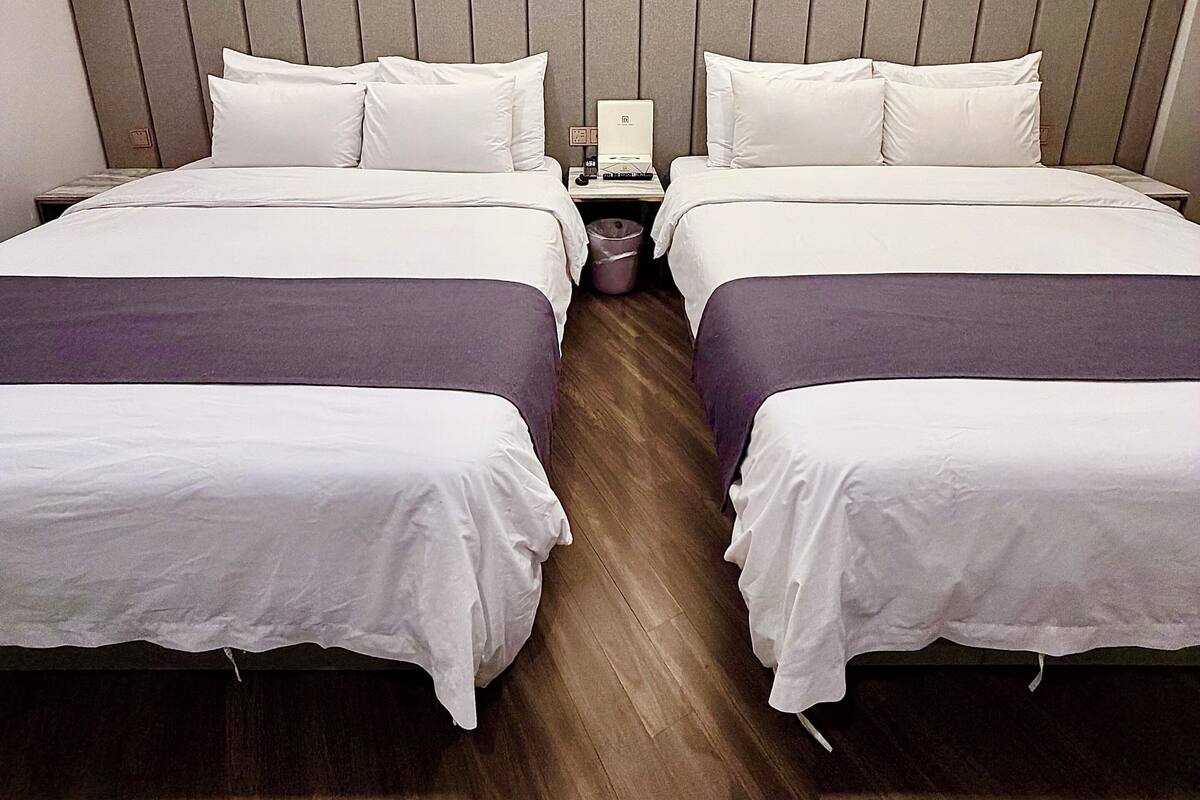 Economy Twin Room (No Window) | Seprai premium, brankas, tirai kedap cahaya, dan kedap suara