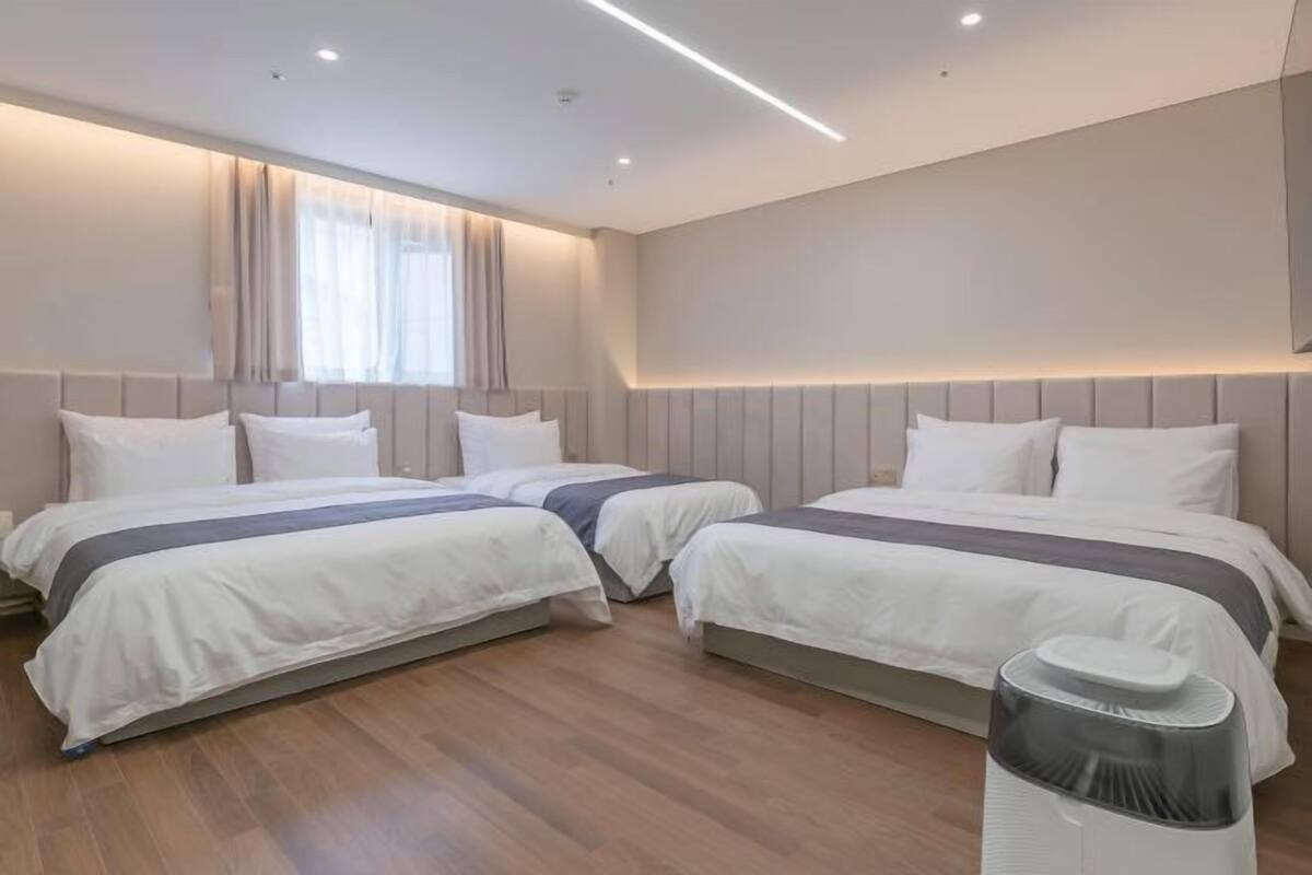 Premium bedding, in-room safe, blackout curtains, soundproofing