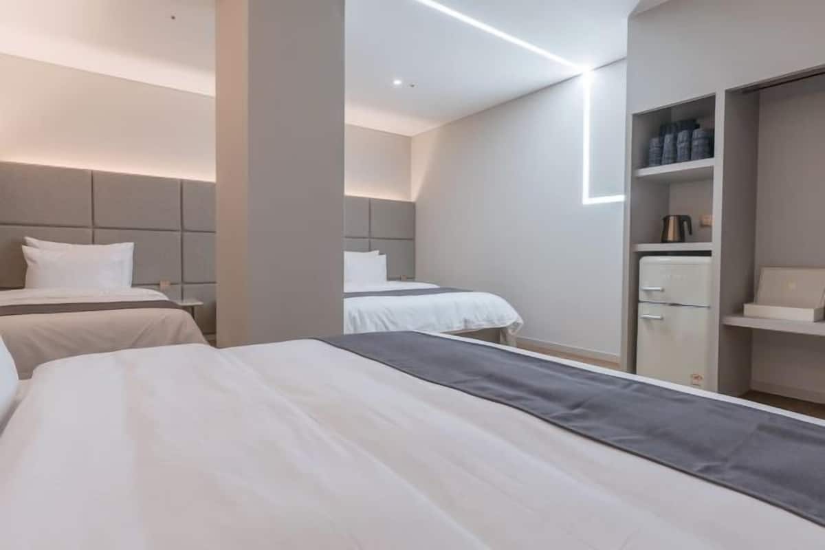 Premium bedding, in-room safe, blackout curtains, soundproofing