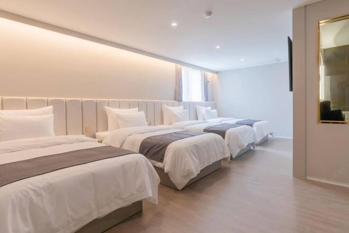 Premium bedding, in-room safe, blackout curtains, soundproofing