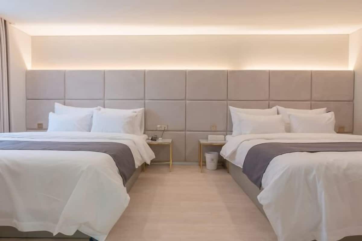 Premium bedding, in-room safe, blackout curtains, soundproofing