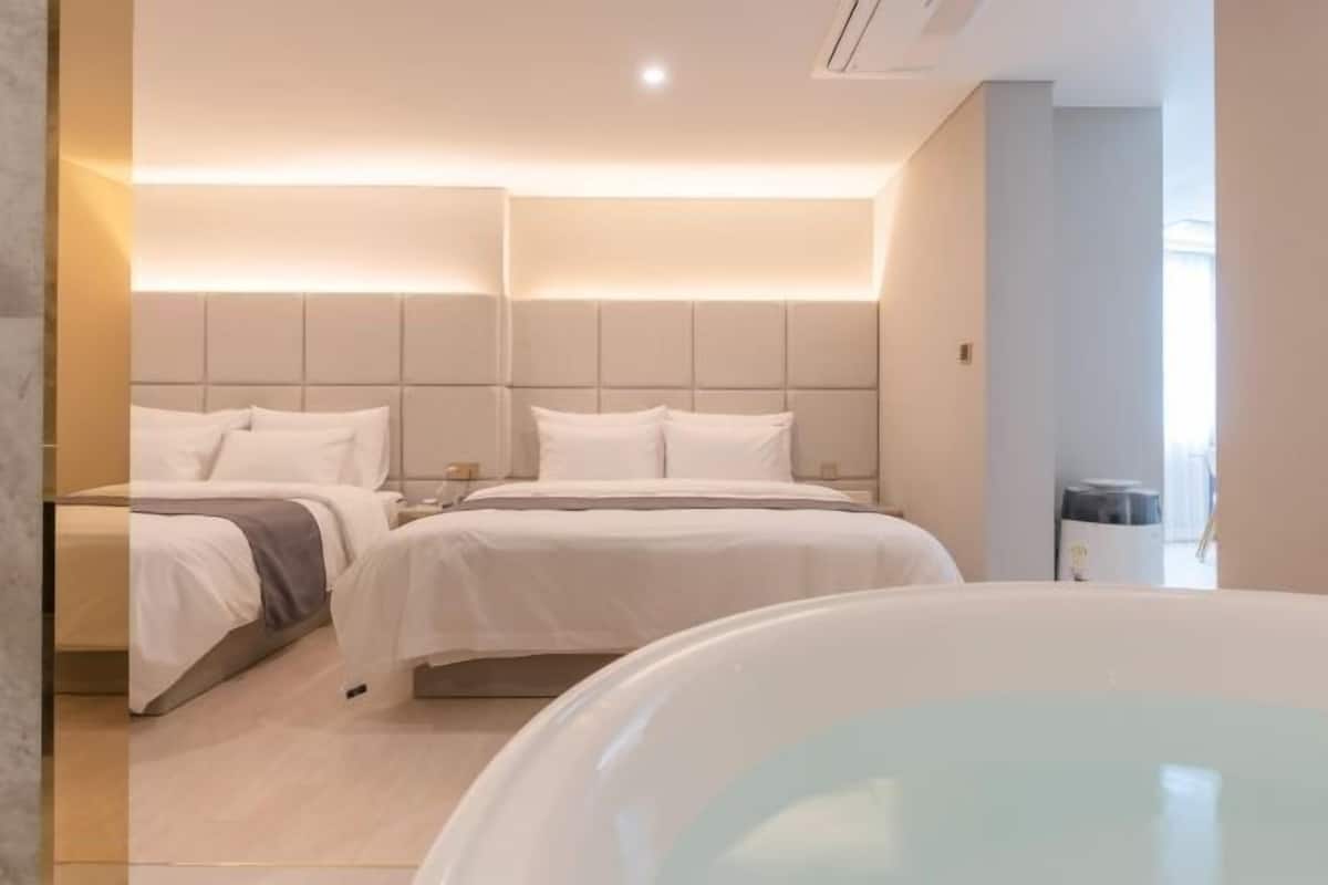 Premium bedding, in-room safe, blackout curtains, soundproofing