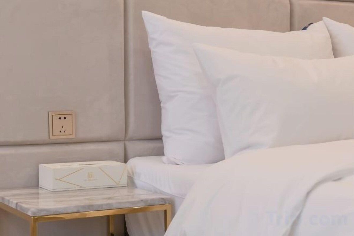 Premium bedding, in-room safe, blackout drapes, soundproofing