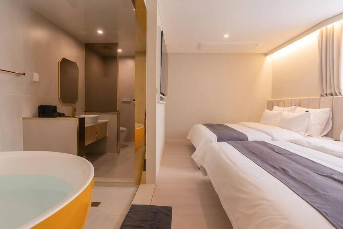 Premium bedding, in-room safe, blackout curtains, soundproofing