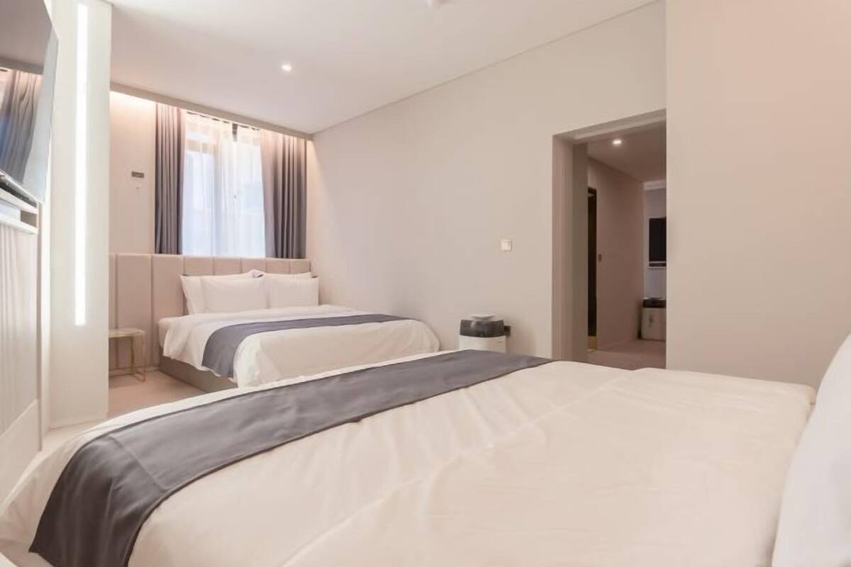Premium bedding, in-room safe, blackout curtains, soundproofing