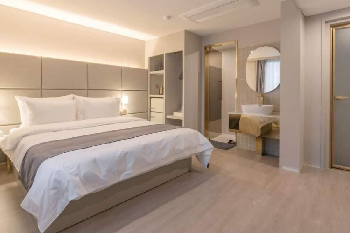 Premium bedding, in-room safe, blackout curtains, soundproofing