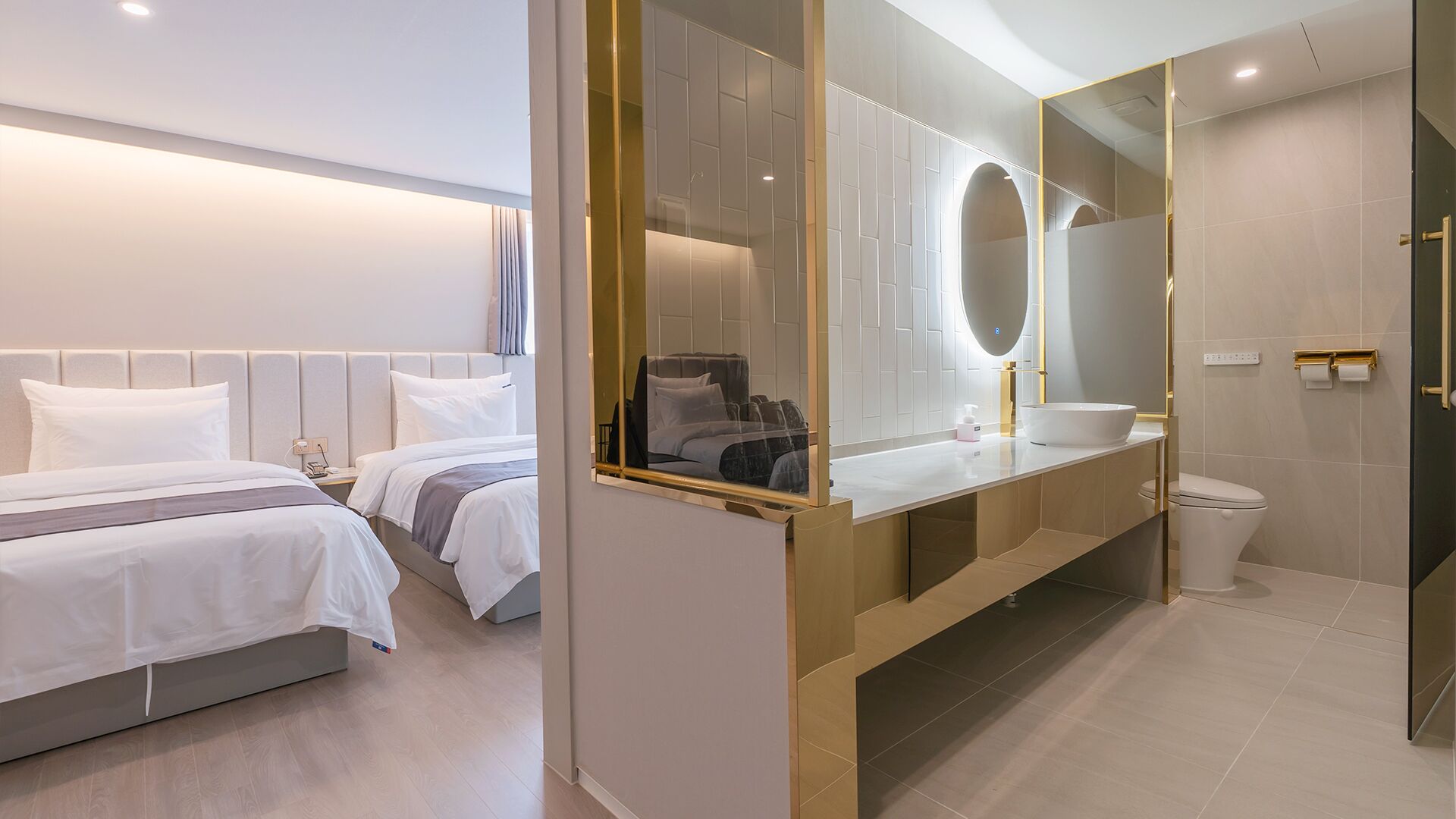 Habitación cuádruple superior (Breakfast not available on Sundays) | Ropa de cama de alta calidad, caja fuerte, cortinas opacas