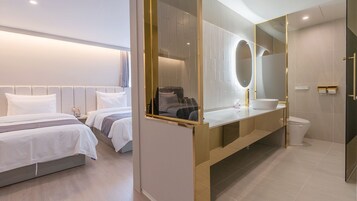 Ropa de cama de alta calidad y caja de seguridad en la habitación 