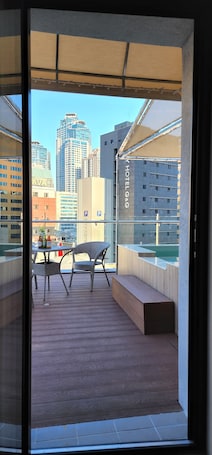 Premium bedding, in-room safe, blackout curtains, soundproofing