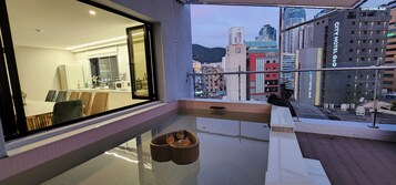 Ropa de cama de alta calidad y caja de seguridad en la habitación 