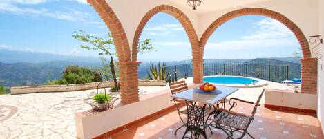 تناول الطعام بالخارج