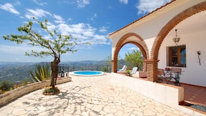 Une villa avec piscine, espace extérieur aménagé et vue sur les montagnes.