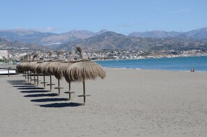 Ligstoelen aan het strand