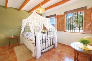 2 quartos, escrivaninha, ferros/tábuas de passar roupa, berço de viagem