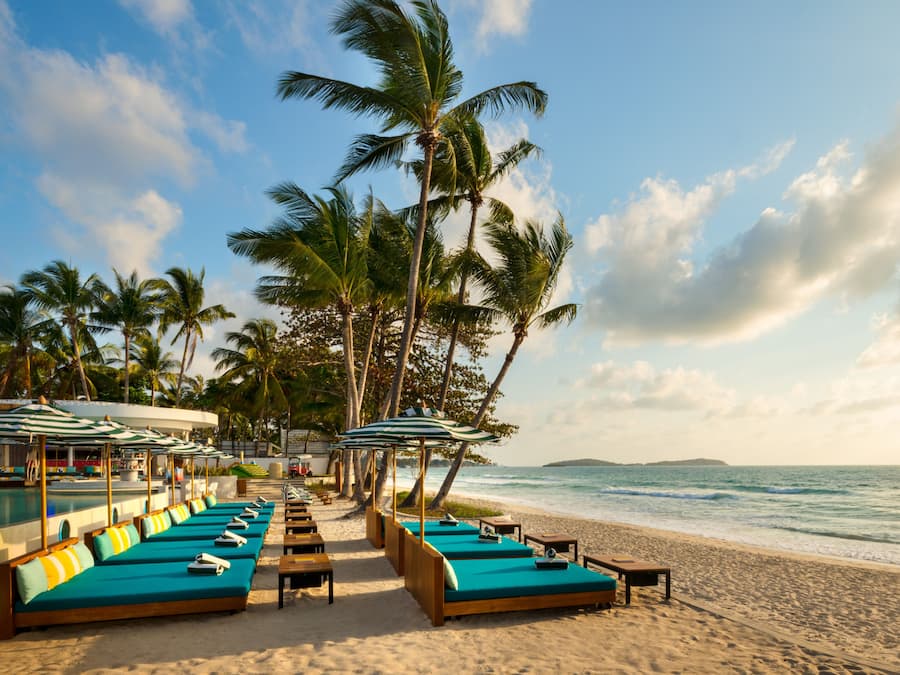 En la playa, arena blanca, kayak