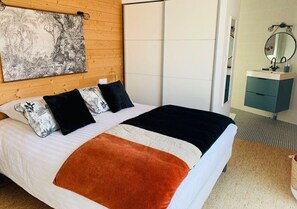 4 bedrooms, iron/ironing board, WiFi, bed sheets