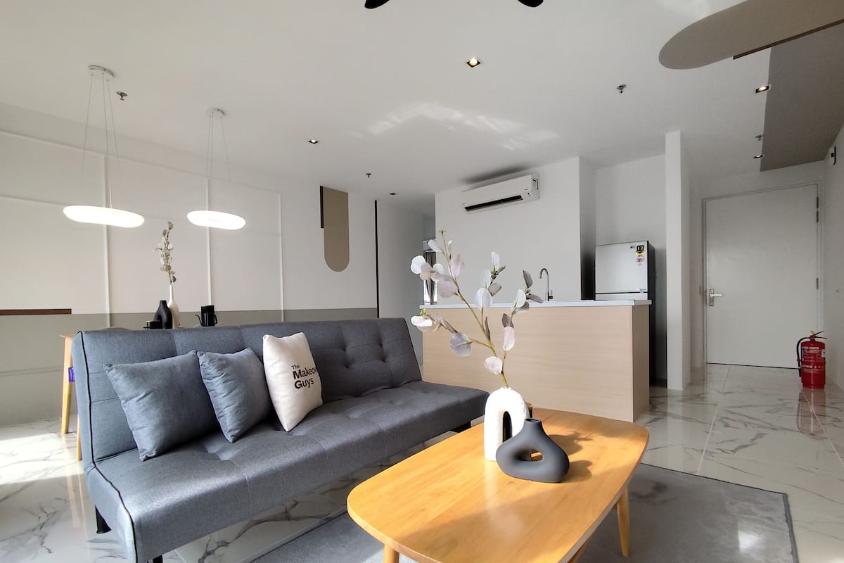 Deluxe Condo, 2 Bedrooms | Living area