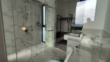 Kondo Deluks, 2 kamar tidur | Kamar mandi | Shower, pengering rambut, kloset, dan handuk