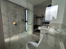 Apartamento Deluxe, 2 habitaciones | Baño | Ducha, secador de pelo, bidé y toallas