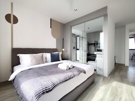 Deluxe Condo, 2 Bedrooms | Iron/ironing board, free WiFi, bed sheets