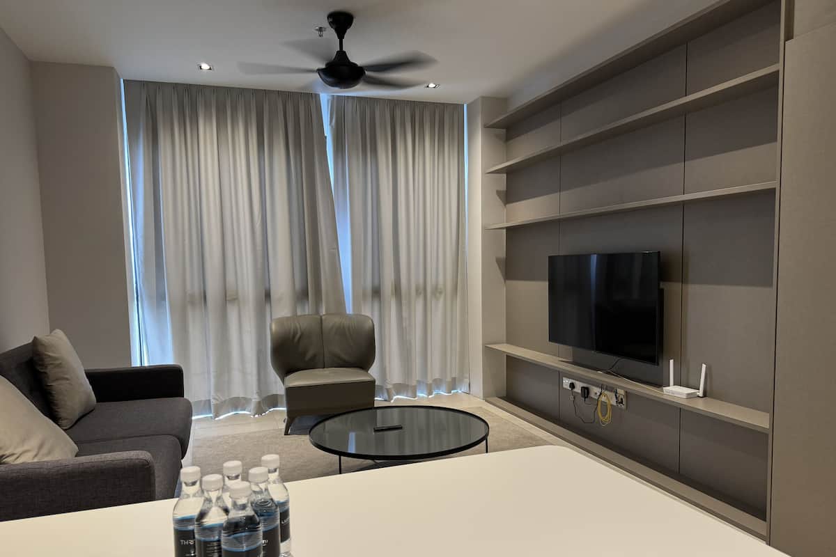 Deluxe Condo, 3 Bedrooms | Living area