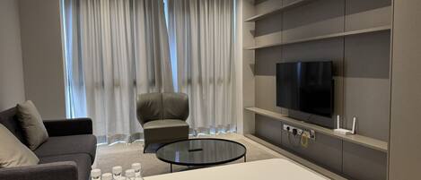 Deluxe Condo, 3 Bedrooms | Living area