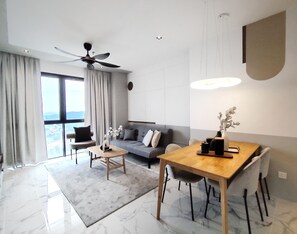 Condo luxo, 3 quartos | Área de estar