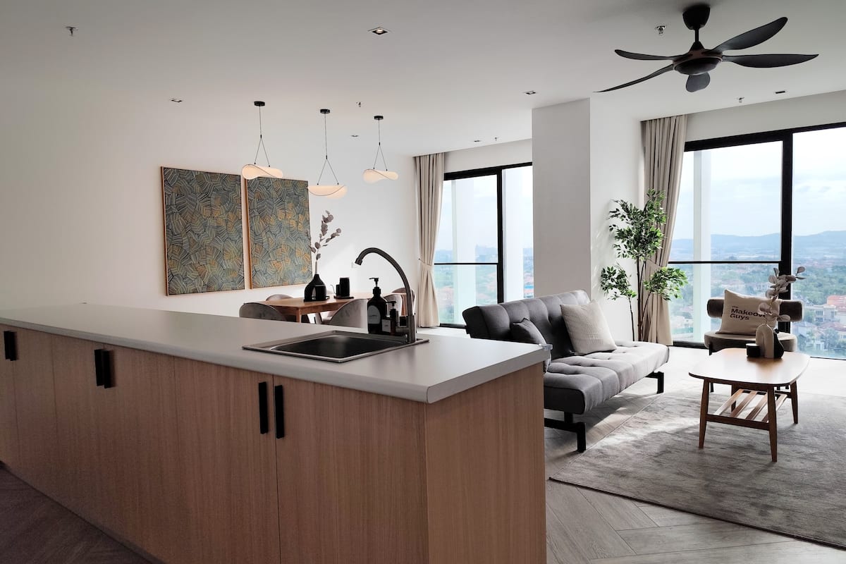 Deluxe Condo, 3 Bedrooms | Living area