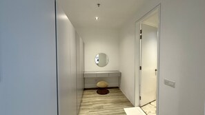 Condo Deluxe, 2 chambres | Salle de bain | Douche, séchoir à cheveux, bidet, serviettes fournies