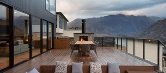 Luxury Family Escape for 12 with Spa & Views - Aroha on Florence