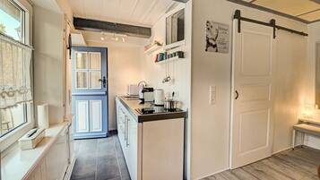 Kühlschrank, Mikrowelle, Herdplatte, Wasserkocher mit Kaffee-/Teezubehör