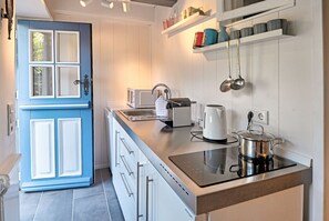 Réfrigérateur, four à micro-ondes, surface de cuisson, cafetière-théière