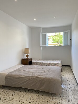 4 chambres, fer et planche à repasser, lit parapluie, draps fournis