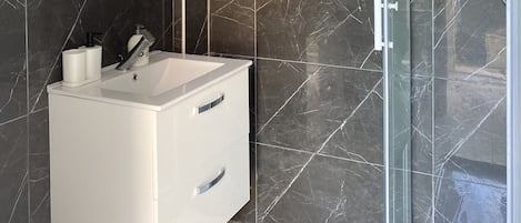 Tina, secadora de cabello, bidet, jabón