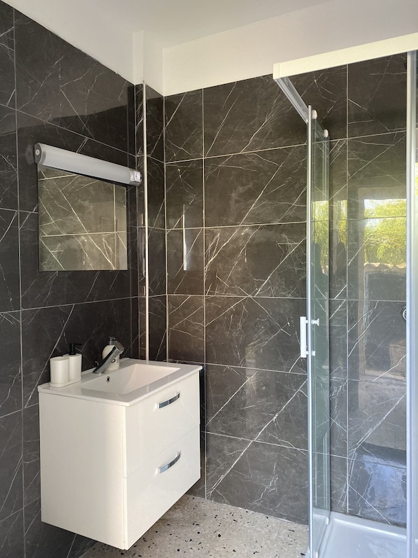 Baignoire, sĂšche-cheveux, bidet, savon