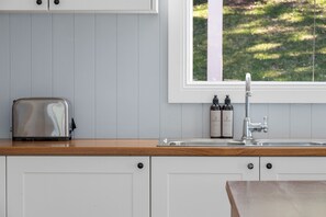 Fridge, microwave, oven, stovetop - "Sea & Easy" – Ocean Views & Walk to Shops (Copacabana)