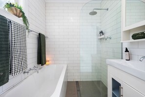 Baignoire, séchoir à cheveux, serviettes fournies