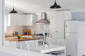 Réfrigérateur, four à micro-ondes, un four, surface de cuisson