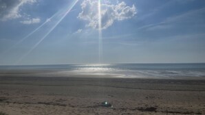A beach with a clear sky and the sun shining. - House (Agon-Coutainville)