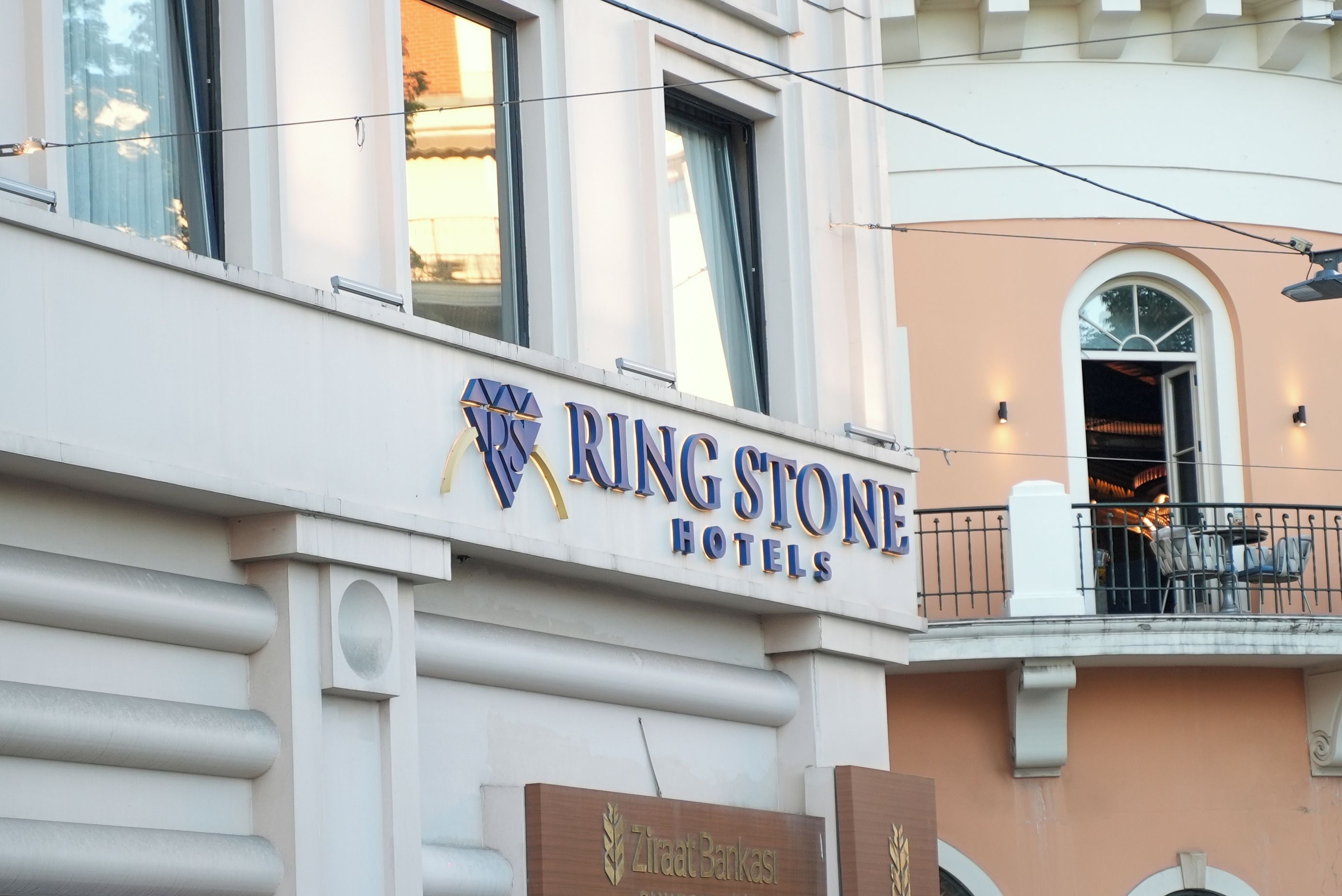 Un cartel de hotel con el nombre 'Ring Stone Hotels' y un logotipo.