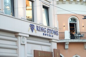 Une enseigne d’hôtel portant le nom « Ring Stone Hotels » et un logo.