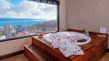 King Suite with Sea View | Ropa de cama de alta calidad y minibar