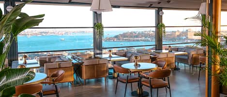 Petit déjeuner buffet (30 EUR par personne)