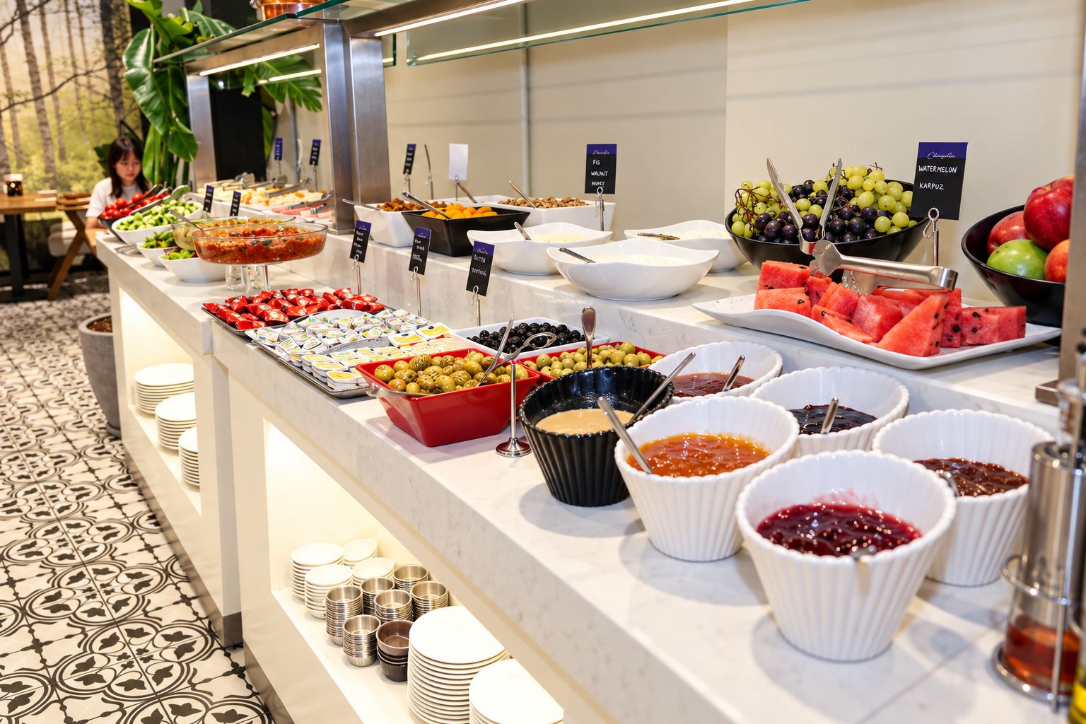 Un bufé con diversas opciones de comida, incluyendo frutas, nueces y salsas.
